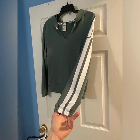 2 VICTORIA SECRET PINK HOODIES!🤩 - Picture 7 of 17